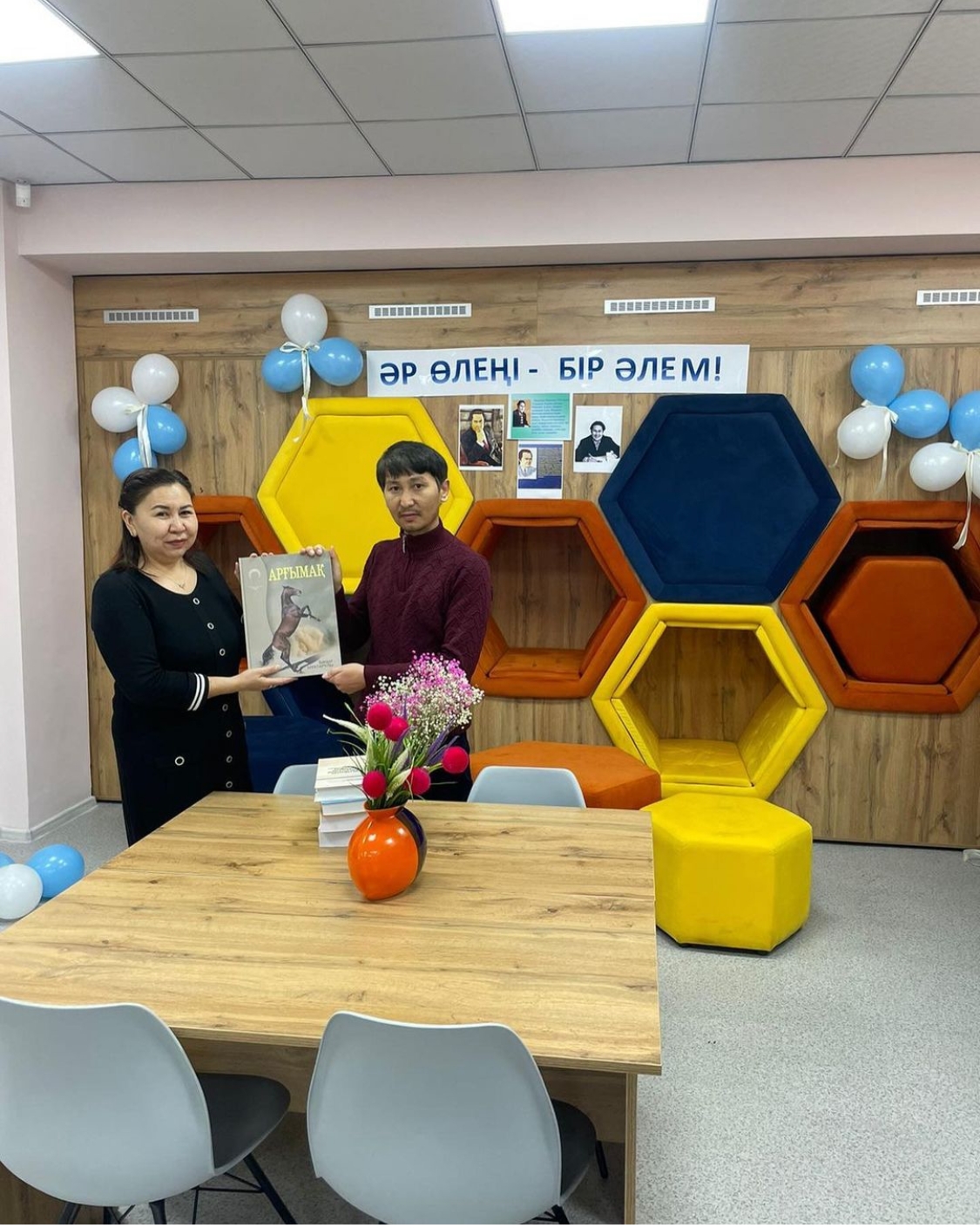 Наурызбай ауданы,№207 мектеп-лицейіне Қапбасов Бағдат Мұхтарұлы, журналист, Шалқар радиосындағы "Жылқы жыры"хабарының авторы әрі редакторы бірнеше авторлық кітаптарын сыйға тартты.