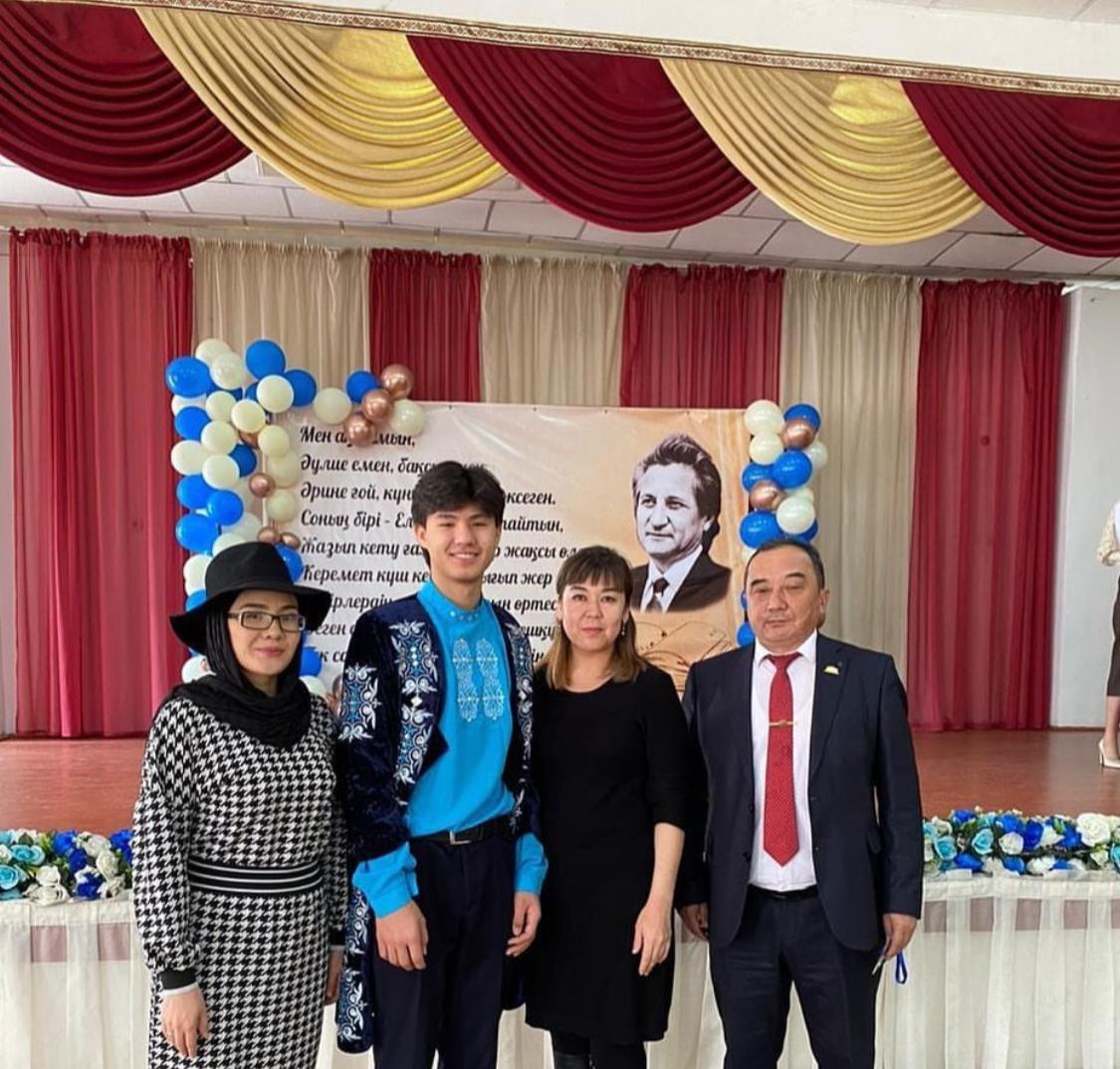 №207 мектеп-лицейдің 9 «Г» сынып оқушысы Ереш Мұнар Серікұлы Жалпы білім беретін мектептер арасында өткен Республикалық «Қадыр оқулары» байқауының аудандық кезеңінде «Болу үшін жаралғанмын туған жердің жырауы» номинациясы бойынша Іорынды жеңіп алды