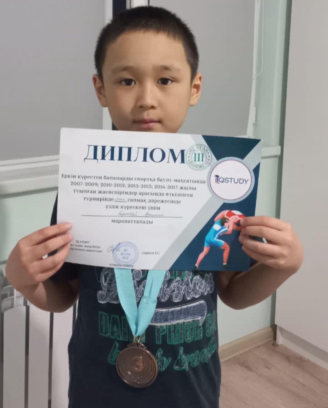 Алматы қаласы , Наурызбай ауданы 207 мектеп-лицейінің 2 “А” сынып оқушысы Серікбай Арыстан еркін күрестен балаларды спортқа баулу мақсатында жасөспірімдер арасында өткізілген турнирде 27 кг салмақ дәрежесінде ІІІ-орын иеленді. Құттықтаймыз . Алар асу