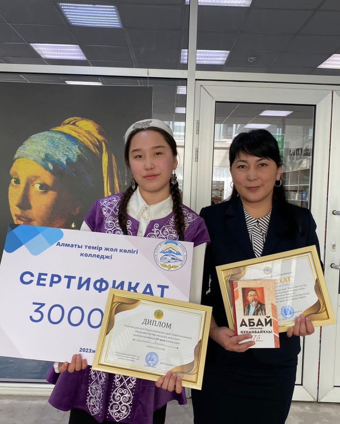 Алматы қаласы, Наурызбай ауданы, №207 мектеп-лицейдің 10 «А» сынып оқушысы Султанова Жанетта Алматы темір жол көлігі колледжінде өткен қалалық жыр мүшәйрасына қатысып, жүлделі ІІІ орынды жеңіп, 30 000теңгелік сертификат иесі атанды.