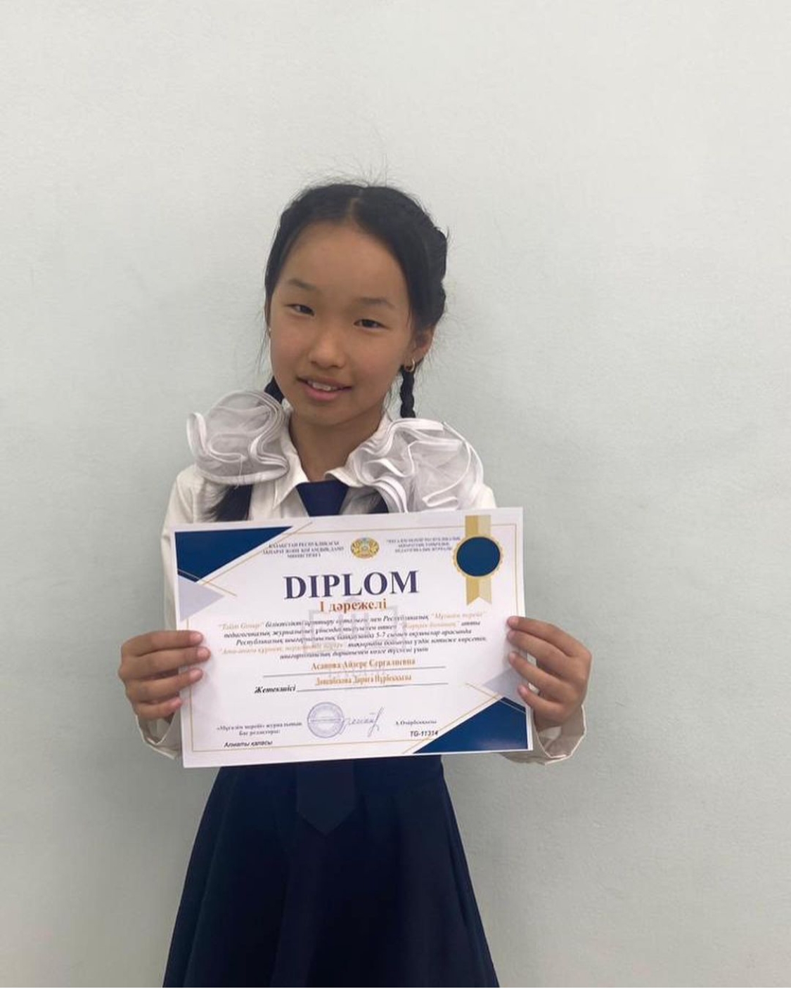5 «Б» сынып оқушысы Асанова Айзере Сергалиевна «Жарқын болашақ» атты Республикалық байқауында 5-7 сынып оқушылары арасында «Ата-анаңа құрмет, перзенттік парыз» тақырыбы бойынша І дәрежелі дипломмен марапатталды