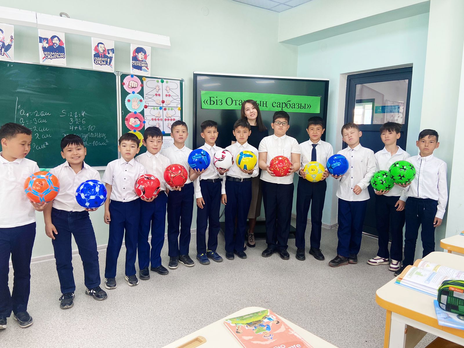 Алматы қаласы, Наурызбай ауданы,  №207 мектеп-лицейде 7 мамыр- Отан қорғаушылар күніне орай барлық сыныптарда  сыныптан тыс мерекелік іс-шаралар өтті.